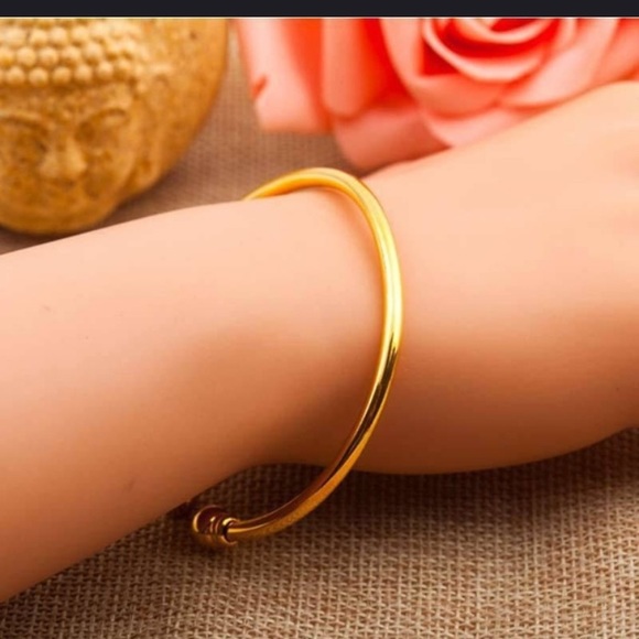 🌸2/$20 gold bangle bracelet - Picture 6 of 6